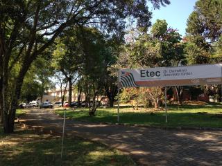 Fotos de abril de 2018 da fachada da escola