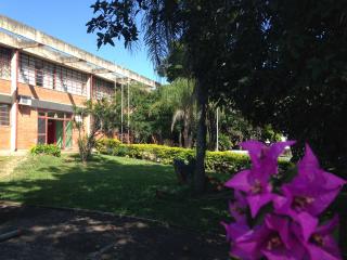 Fotos de abril de 2018 da fachada da escola