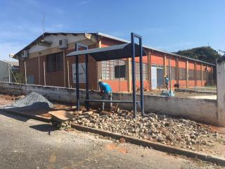 Construção da calçada da escola