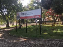 Construção da calçada da escola