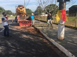 Construção da calçada da escola