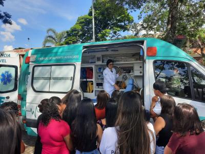 Ambulância do SAME  com atividades para alunos de enfermagem