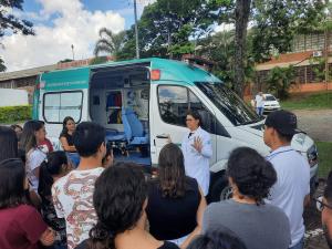 Ambulância do SAME  com atividades para alunos de enfermagem