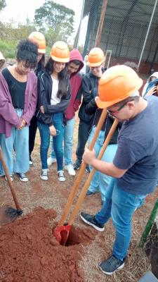 Artes e a cápsula do tempo do professor Ton e seus alunos de Artes