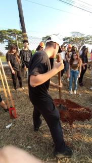 Artes e a cápsula do tempo do professor Ton e seus alunos de Artes