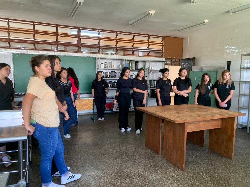 Alunos de Ribeirão Branco visitam a ETEC e FAIT