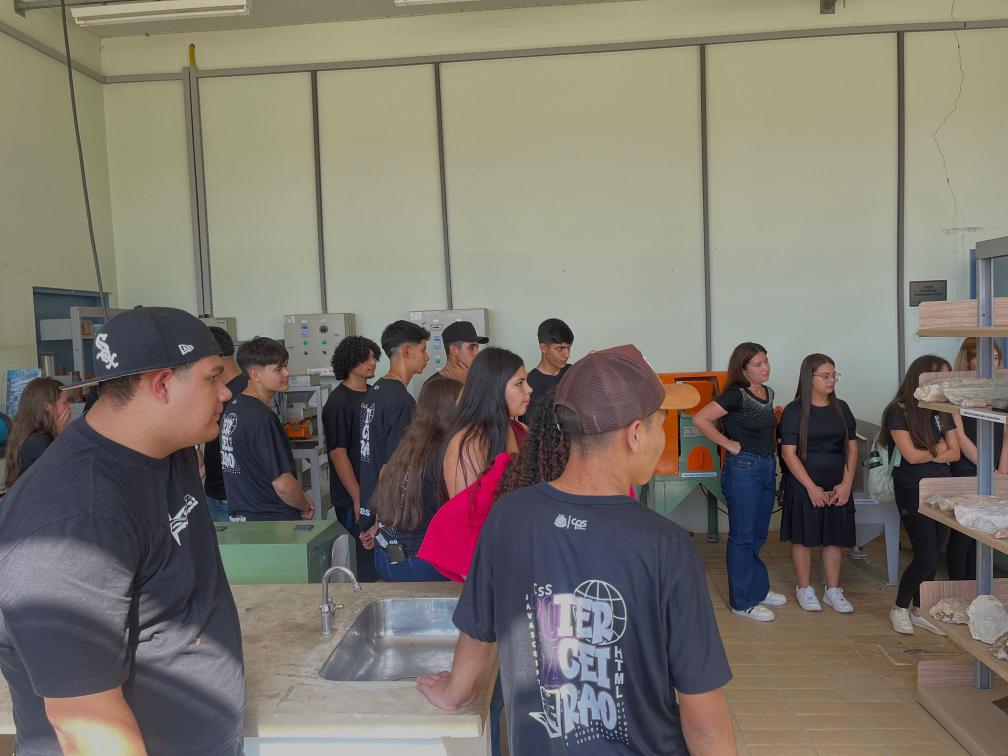 Alunos de Ribeirão Branco visitam a ETEC e FAIT