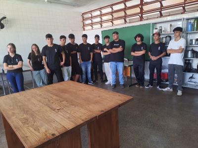Alunos de Ribeirão Branco visitam a ETEC e FAIT
