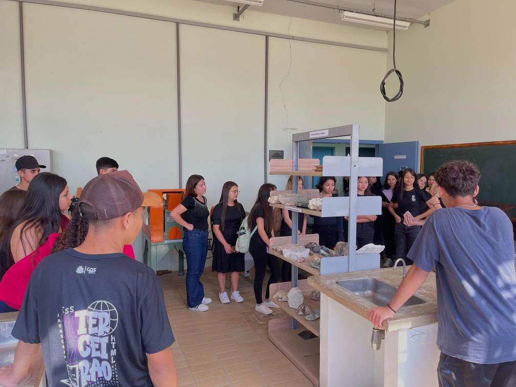 Alunos de Ribeirão Branco visitam a ETEC e FAIT