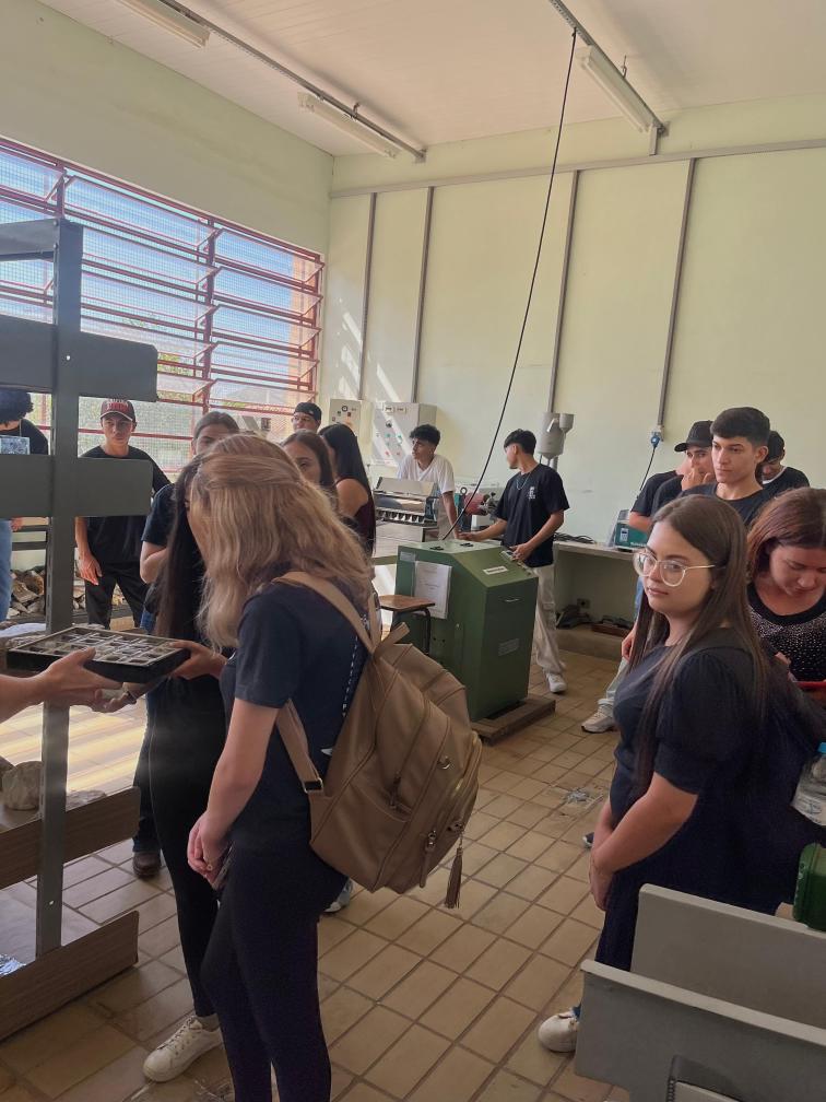 Alunos de Ribeirão Branco visitam a ETEC e FAIT