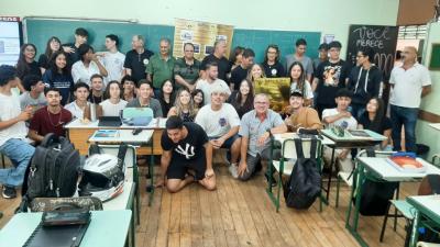 Alunos egressos da primeira turma visitam a ETEC 50 anos após a formatura