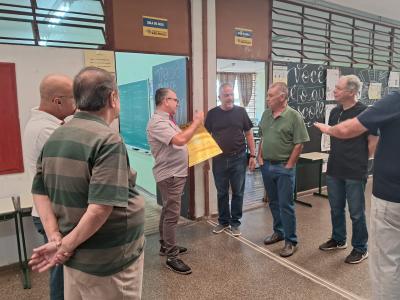 Alunos egressos da primeira turma visitam a ETEC 50 anos após a formatura