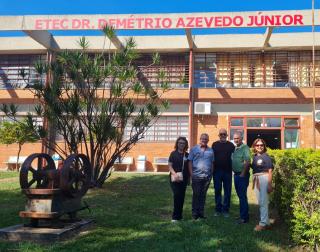 Alunos egressos da primeira turma visitam a ETEC 50 anos após a formatura